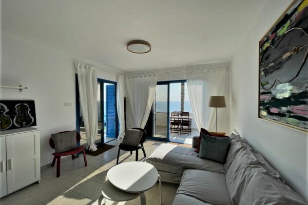 3-BEDROOM APARTMENT ON THE SEASHORE