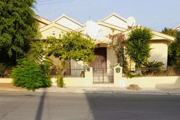 HOUSE IN PAPAS AREA FOR SALE