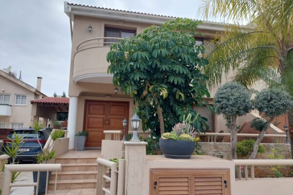 4 Bedroom semi-detached house near Crowne Plaza Hotel, Agios Athanasios Tourist Area